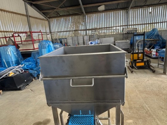 Conveyor with feeder hopper Pic 07